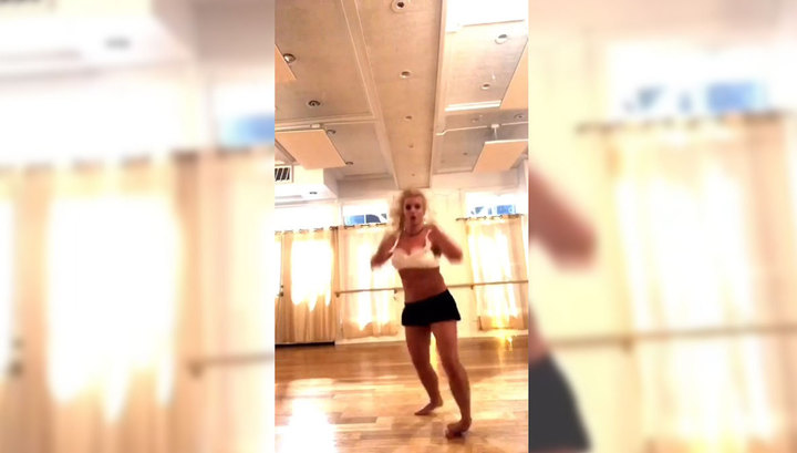 Бритни Спирс поделилась видео, на котором с хрустом ломает ногу