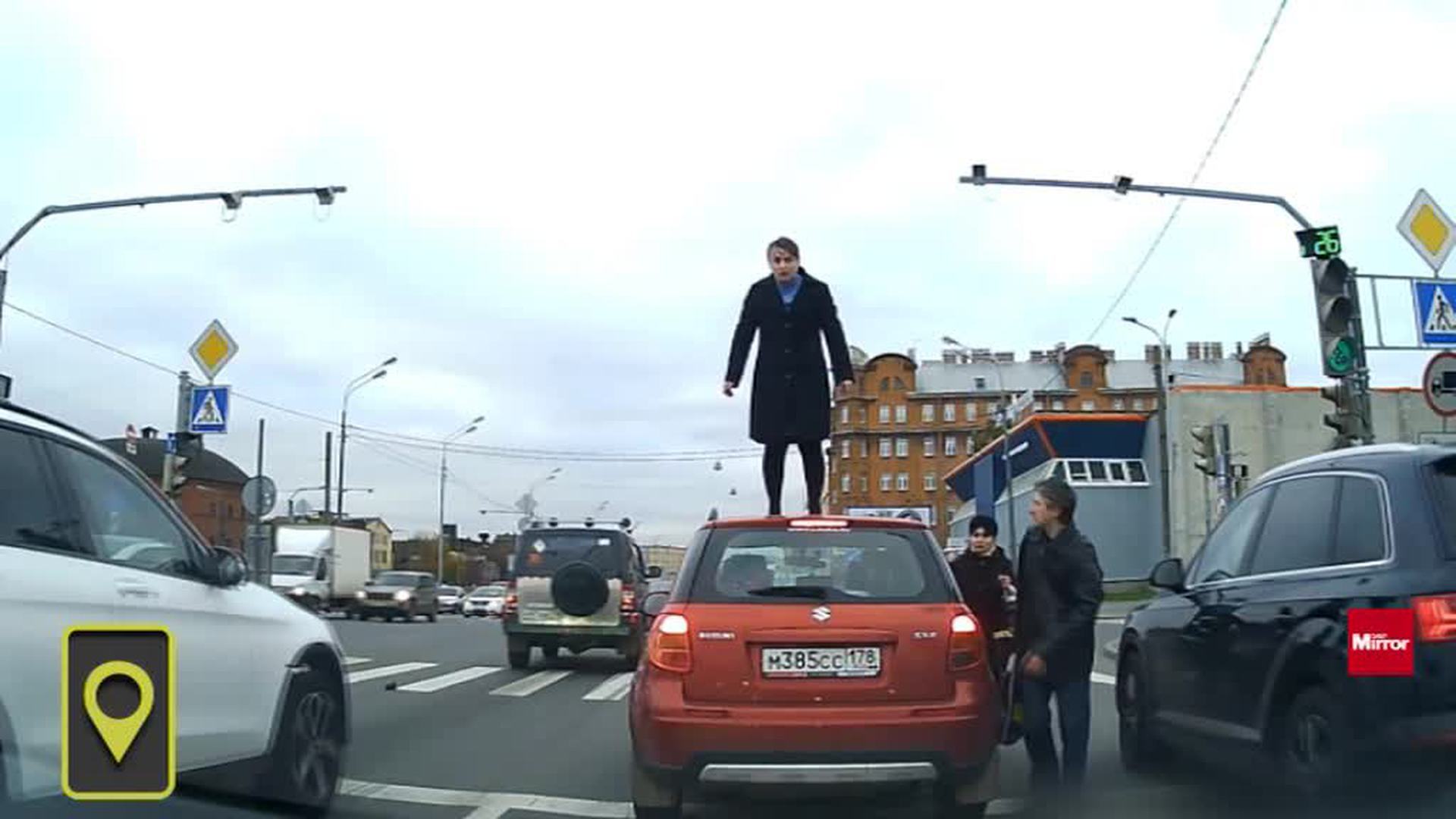Человек на крыше автомобиля