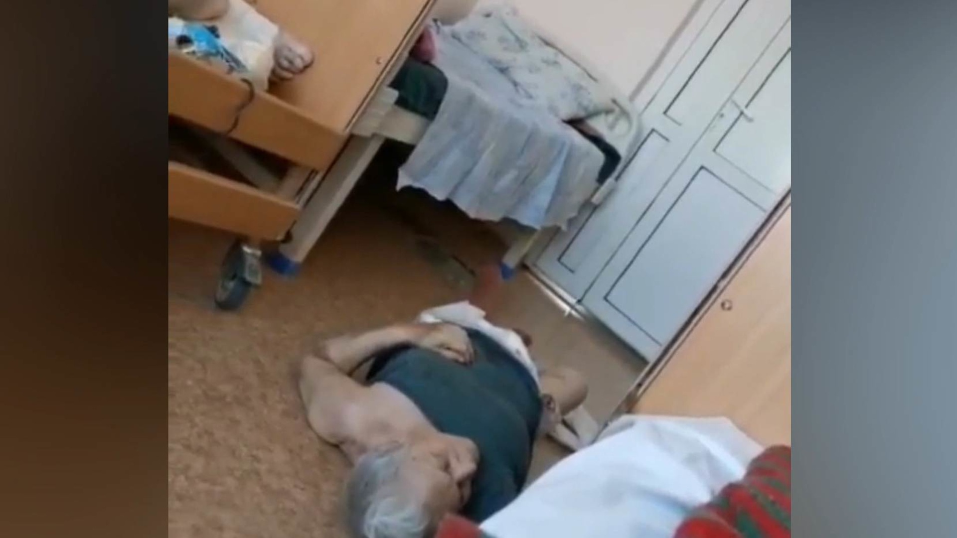 Лежат на полу в больнице