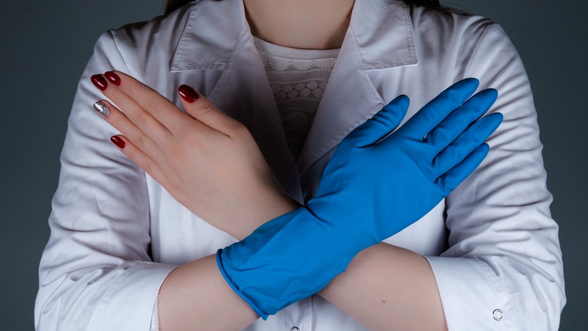 Руки в перчатках медицинских