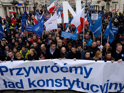 50 тысяч поляков встали на защиту конституции