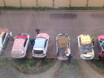 Жители Ставрополя не пожалели ковров для защиты машин от града