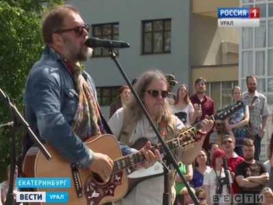 Борис Гребенщиков и его музыканты устроили уличный концерт в центре Екатеринбурга