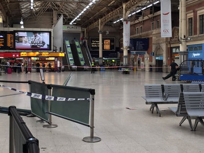 В Лондоне оседлавший перила эскалатора мужчина блокировал работу вокзала