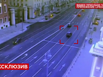 Внедорожник протаранил остановку в центре Москвы
