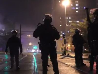 Беспорядки в Париже: полиция разгоняет демонстрантов слезоточивым газом