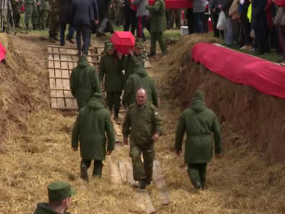 В Ржеве захоронили останки тысячи солдат и офицеров войны, обнаруженные поисковиками