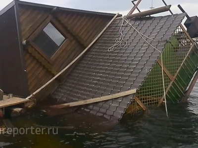 В Волгогораде ушла под воду плавучая баня вместе с посетителями. Видео