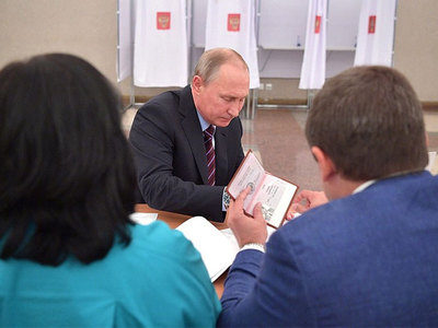 Фото страниц паспорта Путина выложили в Сеть