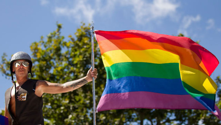 Над посольством Британии в Минске вывесили флаг ЛГБТ