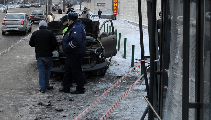 В Москве автомобиль влетел на остановку, убив человека