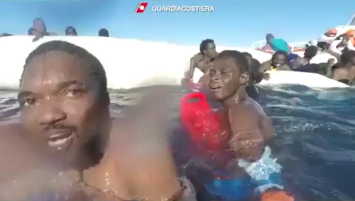 Береговая охрана опубликовала видео спасения мигрантов у берегов Ливии