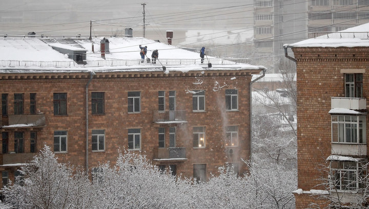 В центре Москвы на прохожего упала глыба льда. Видео