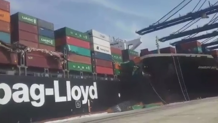 Столкновение двух судов-контейнеровозов в Пакистане попало на видео