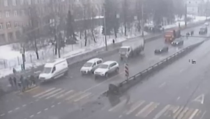 Скорая влетела в пешеходов на юге Москвы. Видео