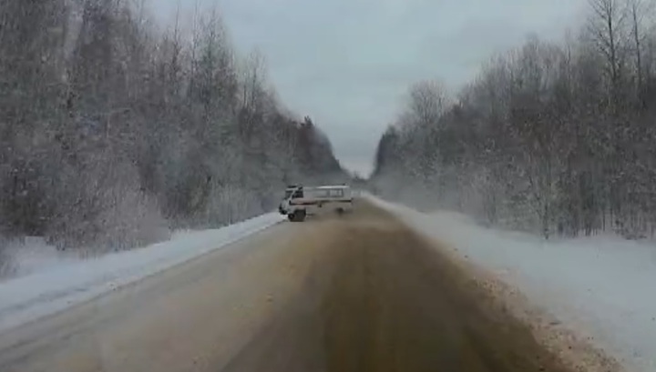 Машина скорой помощи перевернулась, вылетев с трассы в Новгородской области