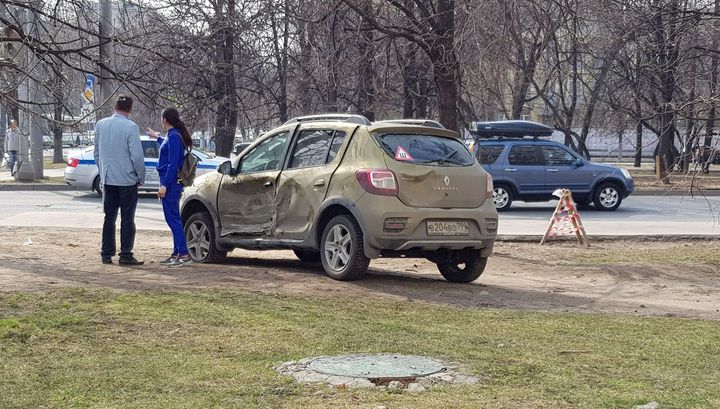 Вылетевшая на тротуар машина снесла стоявшую у перехода москвичку