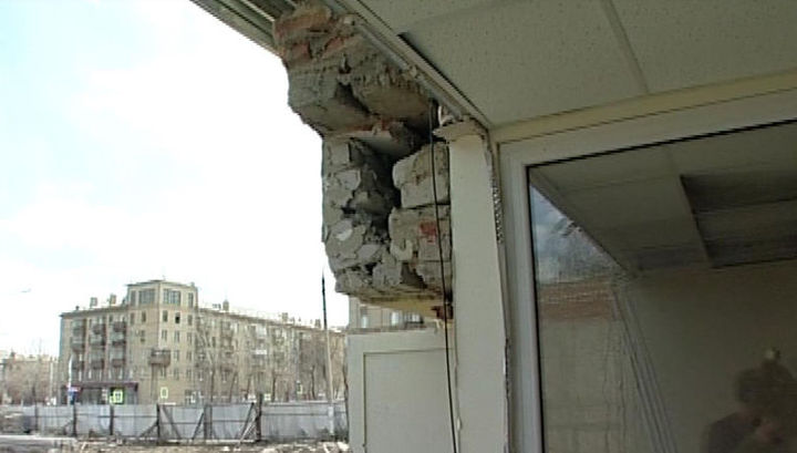 Обрушение кровли в Дзержинском: один человек погиб, пятеро спасены, под завалами еще четверо