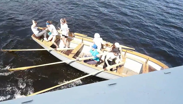 Лодка с детьми едва не угодила под теплоход на Воронежском водохранилище. Видео
