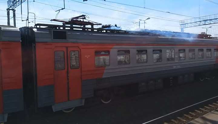 У подмосковной электрички вспыхнула крыша