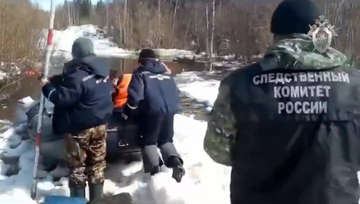 Опубликовано видео с места гибели семи человек в затонувшем вездеходе в Коми