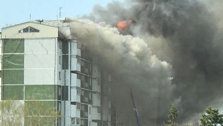 Огонь полностью уничтожил крышу дома в Южно-Сахалинске