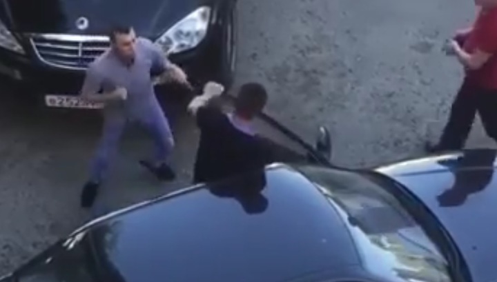 Очевидец снял на видео драку водителей, не поделивших выезд с парковки в Ставрополе
