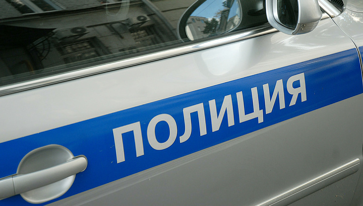 Подкрался и ударил ножом в шею: подробности нападения на полицейского у посольства в Москве