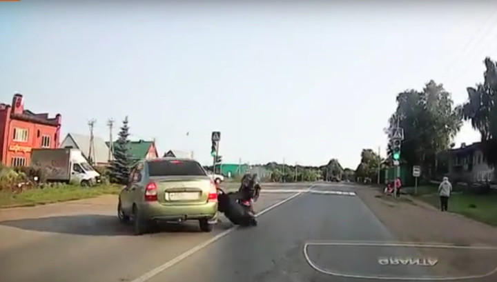 Момент столкновения скутера и автомобиля в Башкирии попал на видео