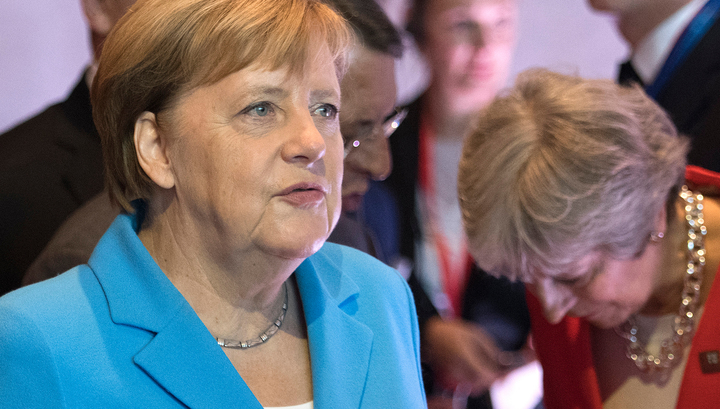 Меркель не подала руки Терезе Мэй на саммите в австрийском Зальцбурге