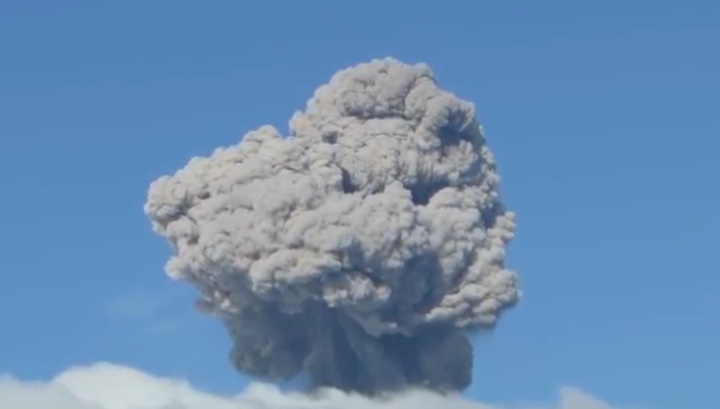 Очевидцы сняли на видео пепловый выброс вулкана на Курильских островах