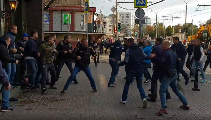 В Москве футбольные болельщики устроили драку. Видео