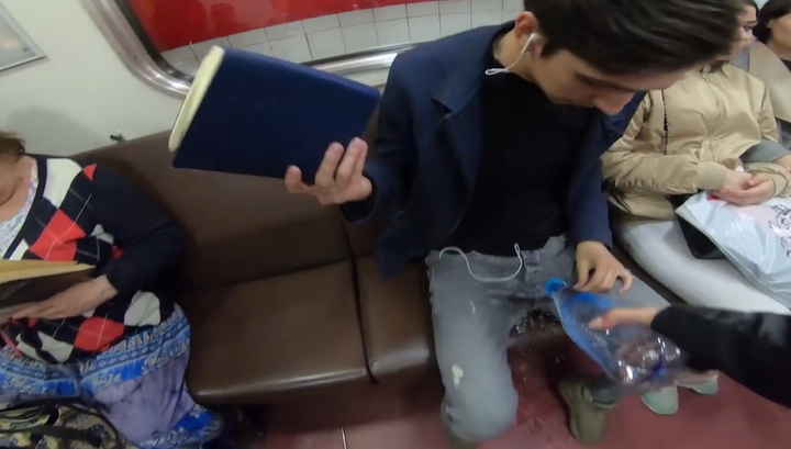 Феминистка в метро Петербурга обливает отбеливателем мужчин с широко раздвинутыми ногами