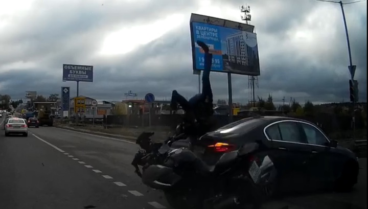 Столкновение мотоциклиста и легкового BMW в Подмосковье попало на видео