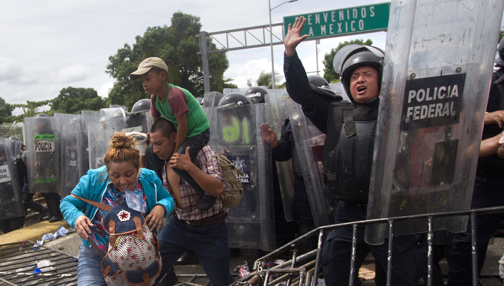 Мигранты из Гондураса, прорвавшиеся в Мексику, ранили семерых человек