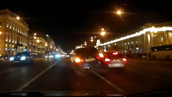BMW вытолкнул легковушку в остановку в центре Петербурга. Видео