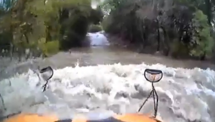 Опубликовано видео из школьного автобуса, смытого с дороги во время наводнения в Техасе