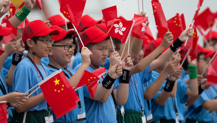 Китайских школьников одевают в форму с GPS-маячками