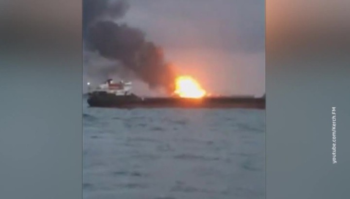 Спасенных с горящих танкеров моряков доставят в Керчь