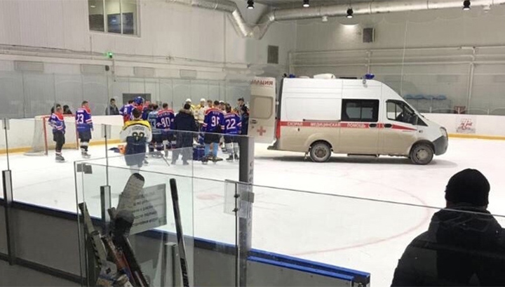 Хоккеист скончался во время матча в Новосибирске