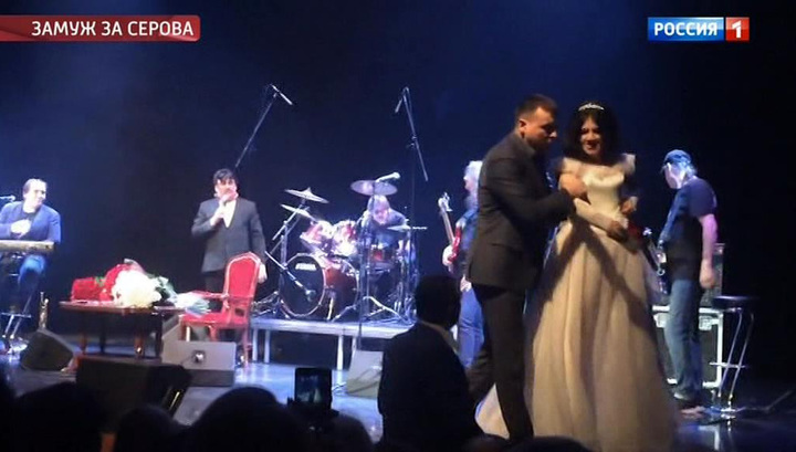К Серову на концерте вышла на сцену сотрудница полиции в свадебном платье