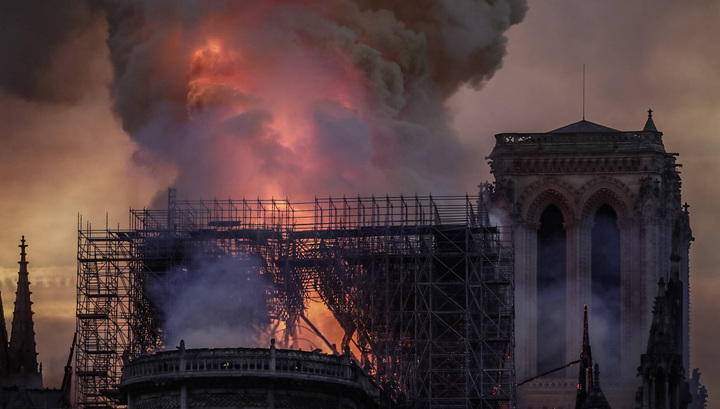 Пожар в Соборе Парижской Богоматери. Фотолента