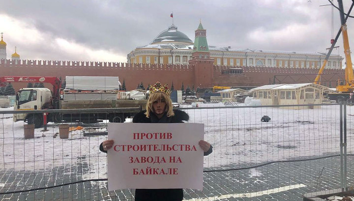 "Звезда в шоке": Зверева вызвали в суд из-за пикета в короне у стен Кремля
