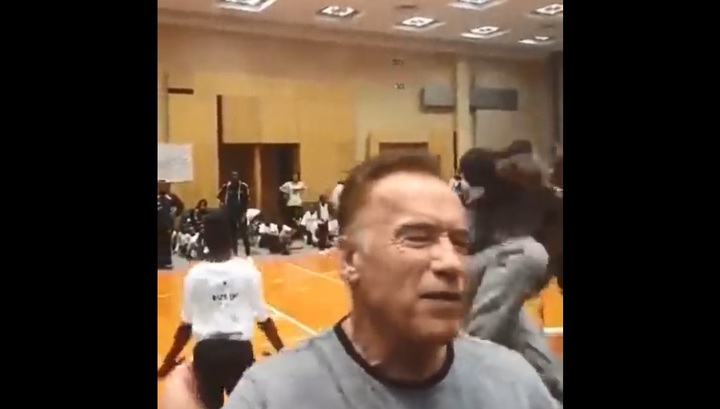 Момент нападения на Арнольда Шварценеггера попал на видео