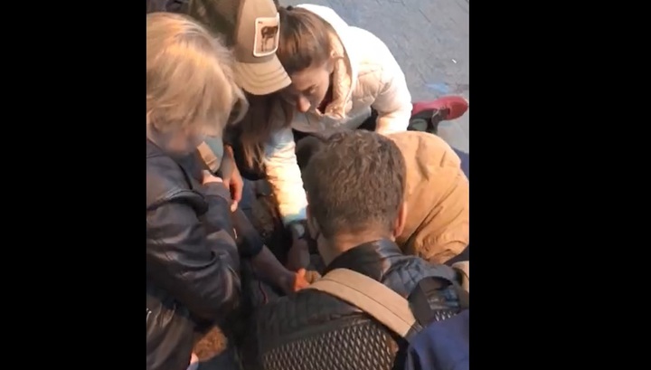 Очевидцы скрутили мужчину, убившего человека на Курском вокзале в Москве. Видео
