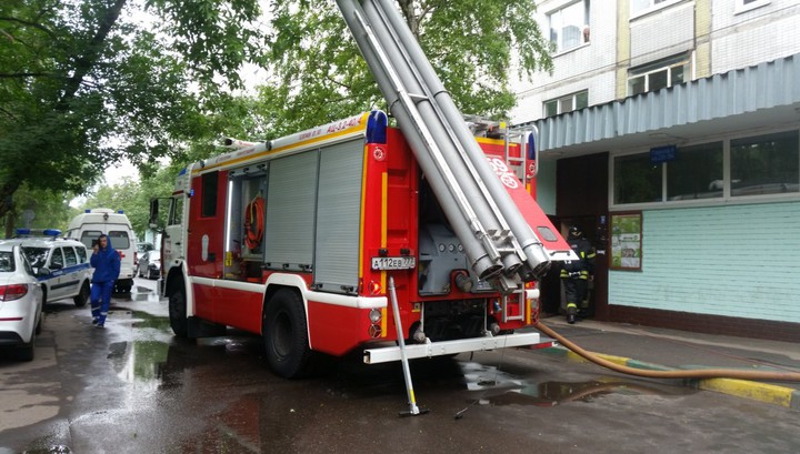 Пожар в жилом доме на востоке Москвы потушен, один человек пострадал