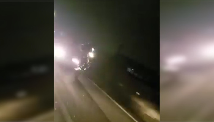 Мотоциклист катался на одном колесе по автомагистрали и был сбит. Видео
