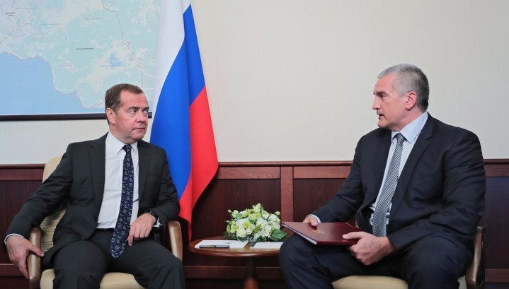 Дмитрий Медведев в Севастополе провел встречу с главой Республики Крым