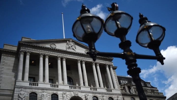 Банк Англии сохранил ставку на прежнем уровне и снизил прогнозы экономического роста