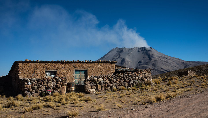 В перуанском вулкане Убинас опасно поднялась лава